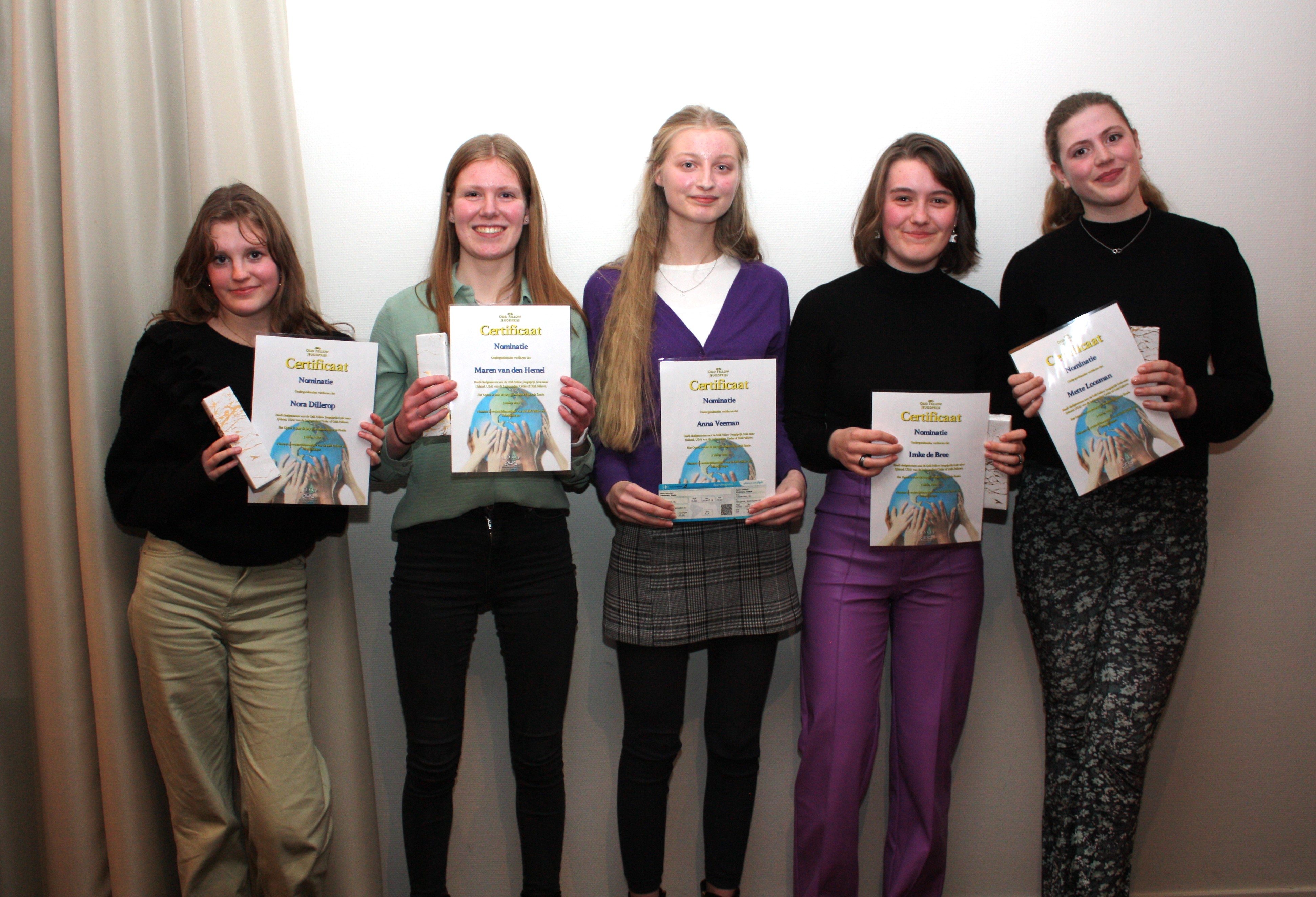 Winnaar Anna Veeman temidden van de deelnemers aan de Odd Fellows Essaywedstrijd