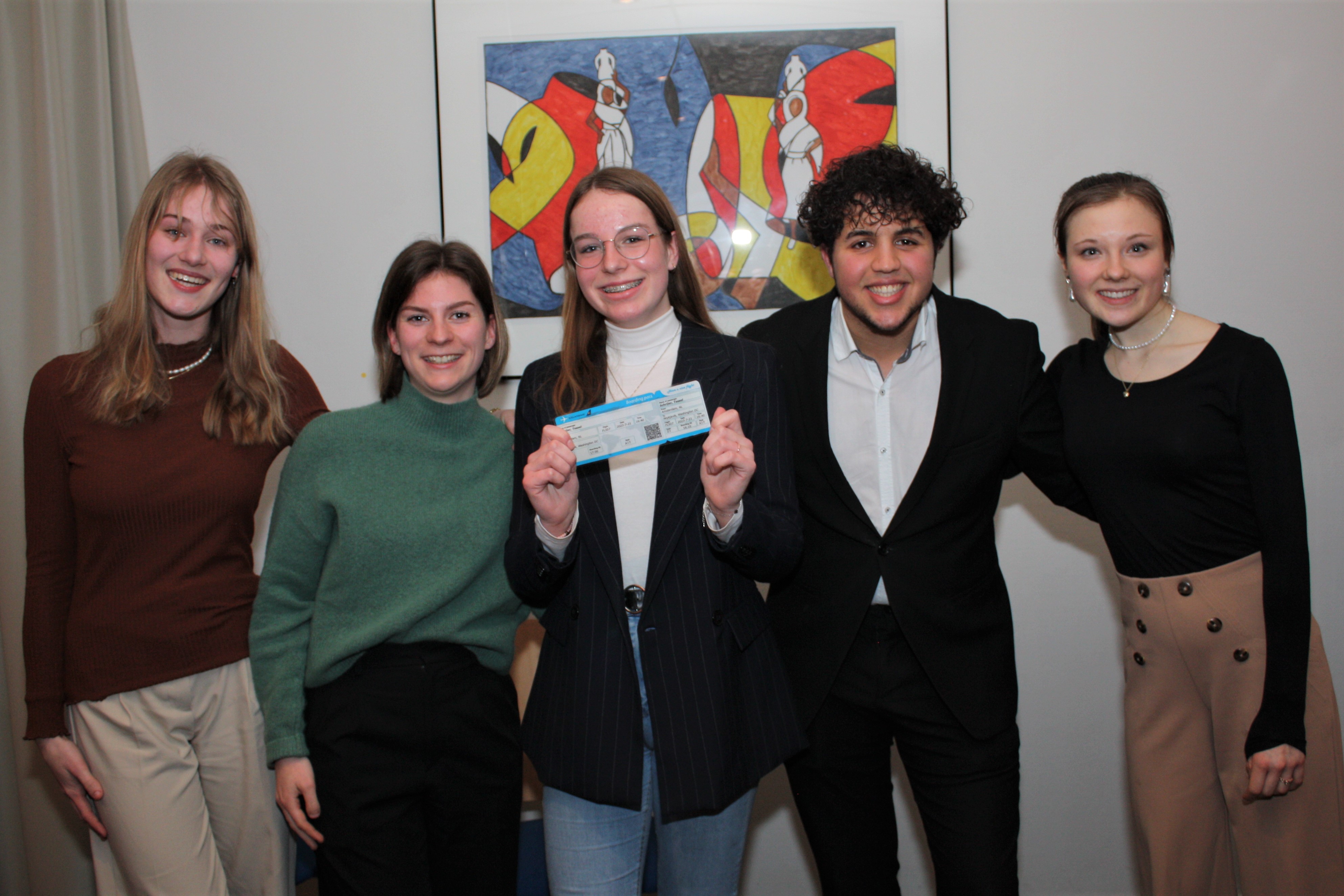 Tessel Schrijer omringd door oud-deelnemers van de Youth Tour