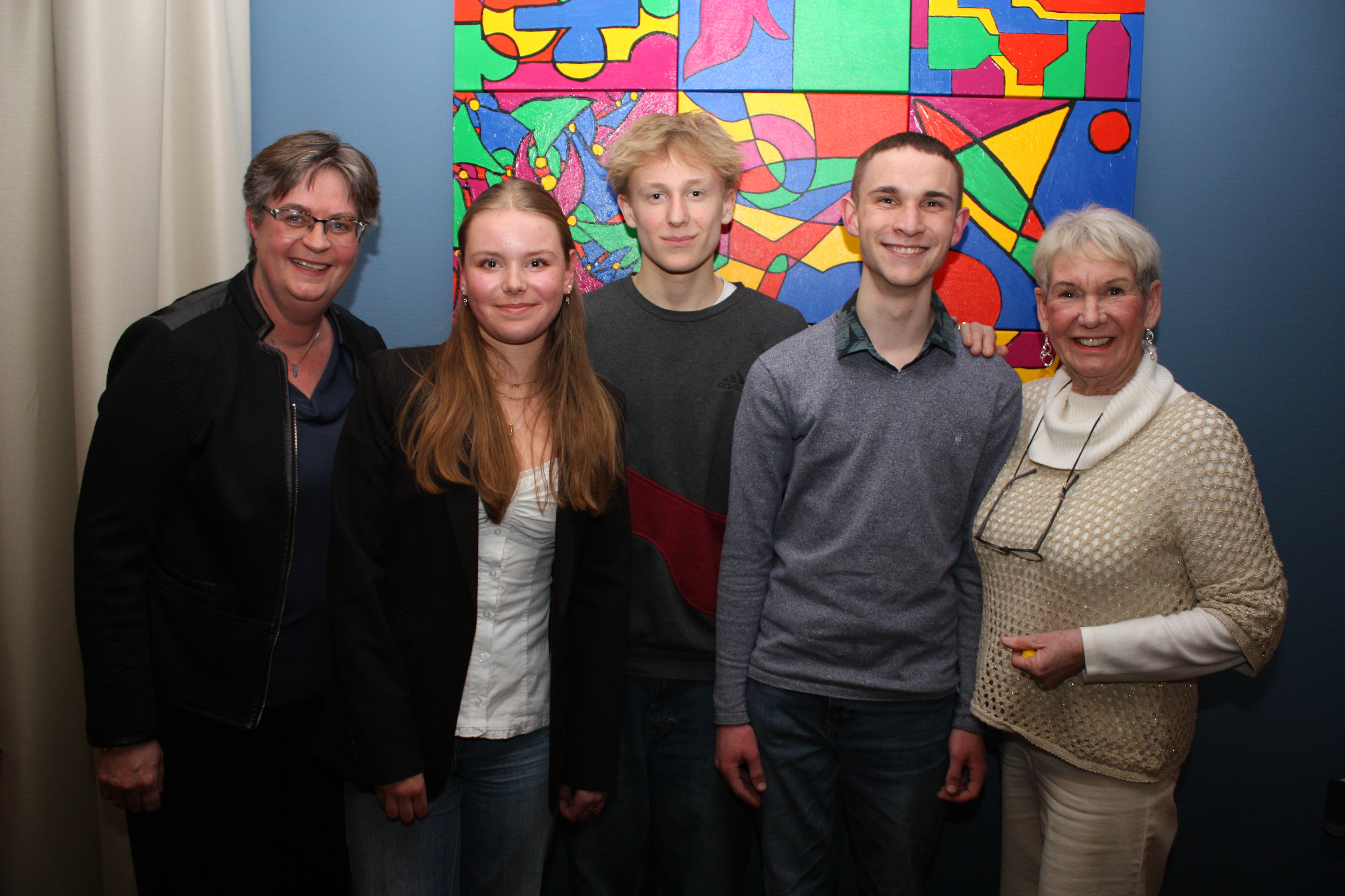 Jeugdcommissie voorzitter Remco Ulenbelt met deelnemers Odd Fellows Jeugdprijs