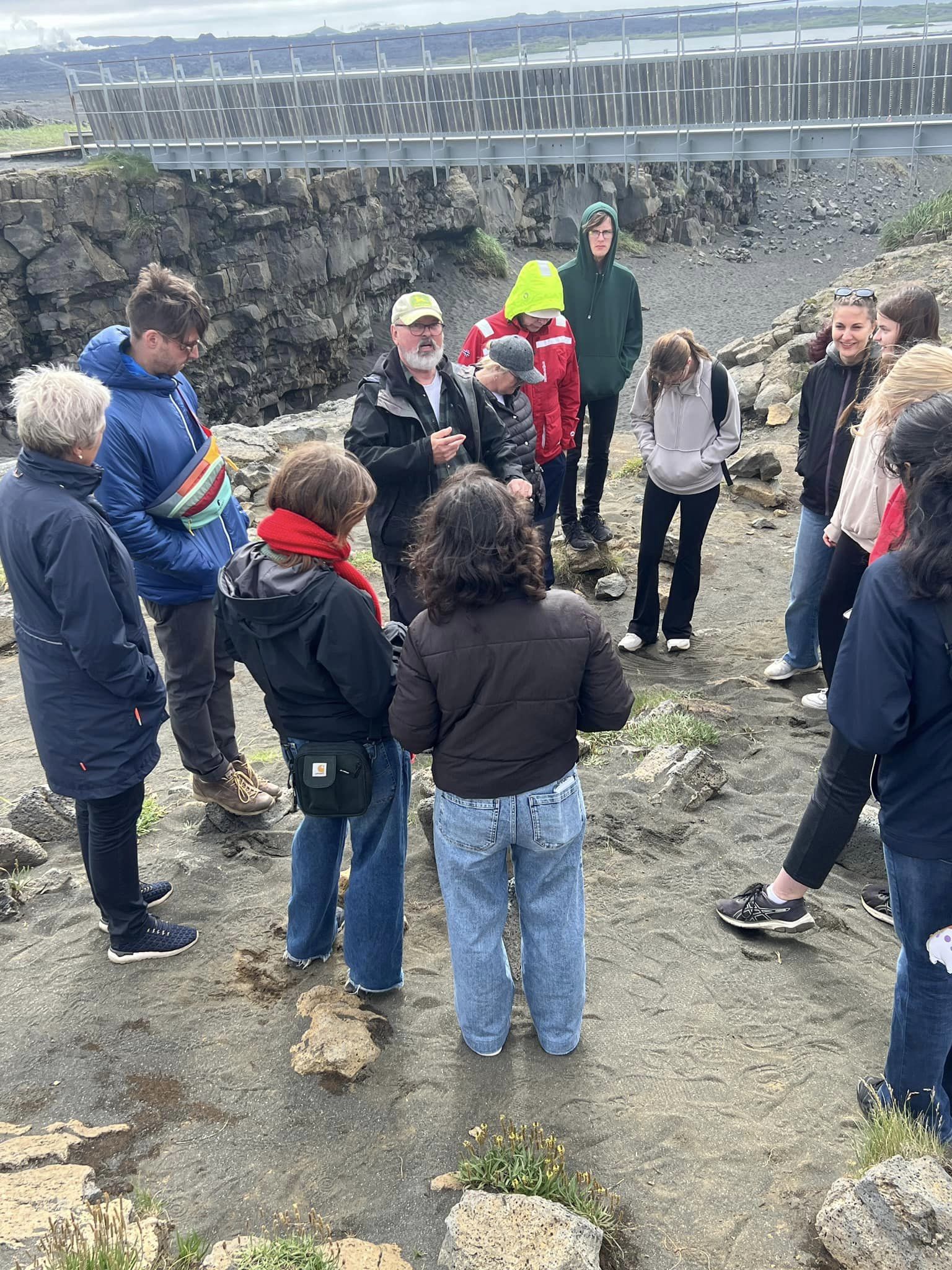 EYT-deelnemers op excursie in het lavagebied van IJsland