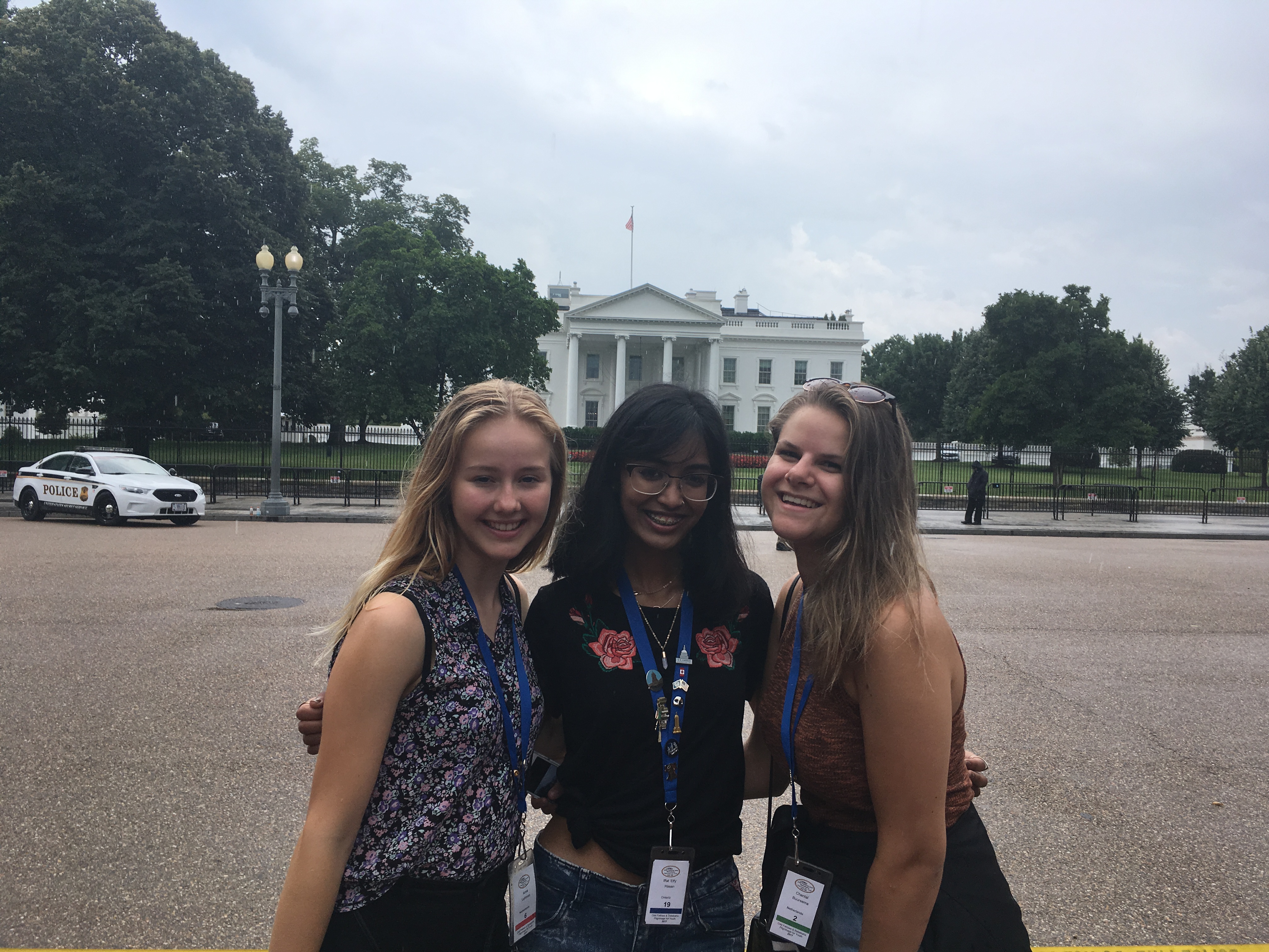 Anna Vethman met reisgenoten bij het Witte Huis, Washington D.C.